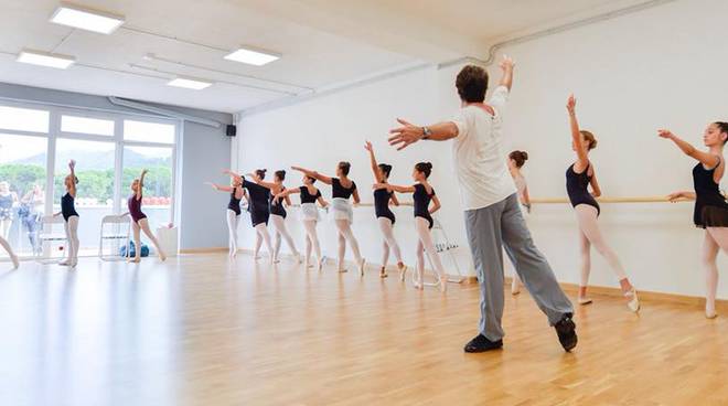 Questa immagine ha l'attributo alt vuoto; il nome del file è scuola-danza.jpg