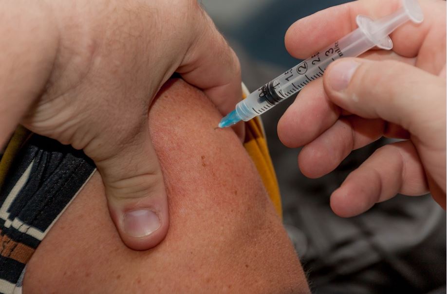 Vaccinazioni, in sei giorni in Lombardia somministrate 31mila dosi tra antinfluenzale, Covid e altre tipologie