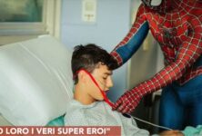 Regione Lombardia ringrazia lo “Spiderman degli ospedali”: con lui i bambini ritrovano il sorriso