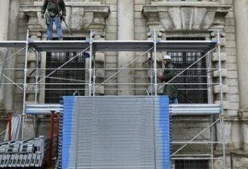 Milano, al via il montaggio dei ponteggi per il restauro di Palazzo Marino