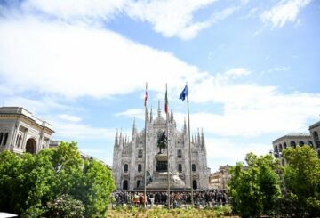 Milano, le nuove aiuole di piazza Duomo consegnate alla città