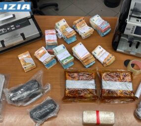 Milano, arrestati dalla Polizia due albanesi per detenzione di stupefacenti: nascondevano la droga nella soppressata calabrese