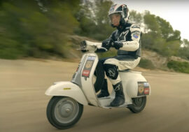 Alla guida di una Vespa 50 del 1979 il milanese Valerio Boni a 65 anni entra ancora nel Guinnes