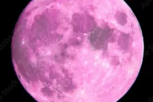 Questa notte arriva la Luna Rosa, simbolo di rinascita