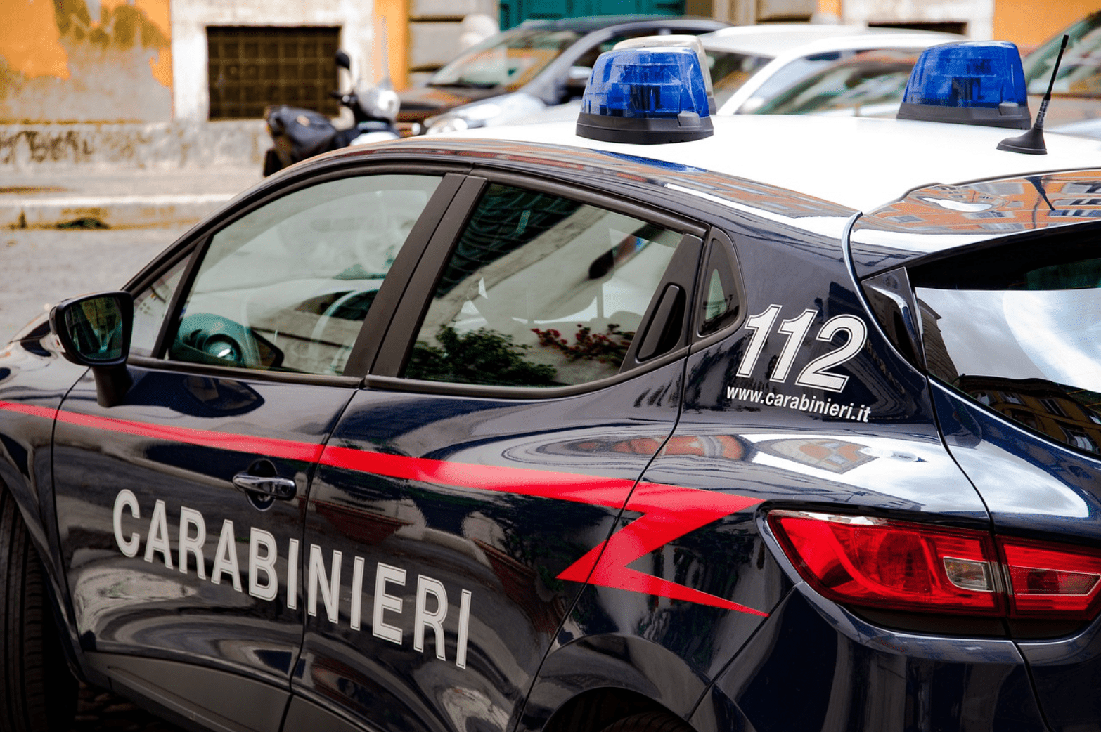 Milano, 89enne salvato dai carabinieri: tentava di gettarsi dal balcone