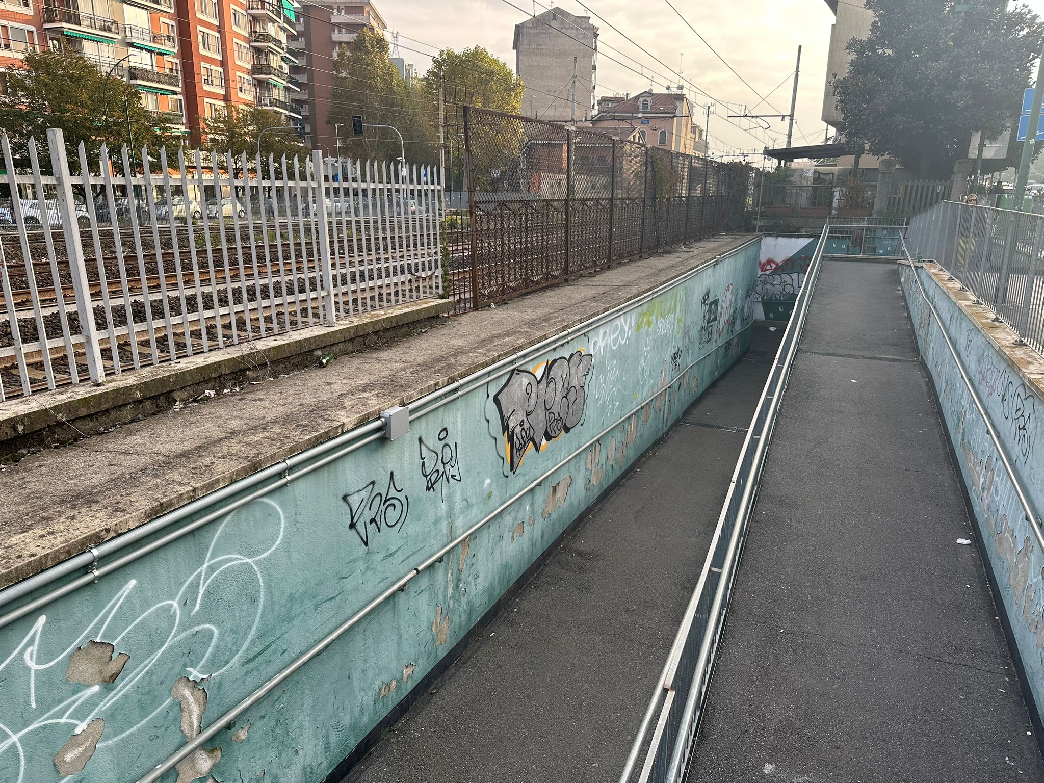 Sesto San Giovanni, giovane coppia aggredita e rapinata nel sottopasso di via Roma