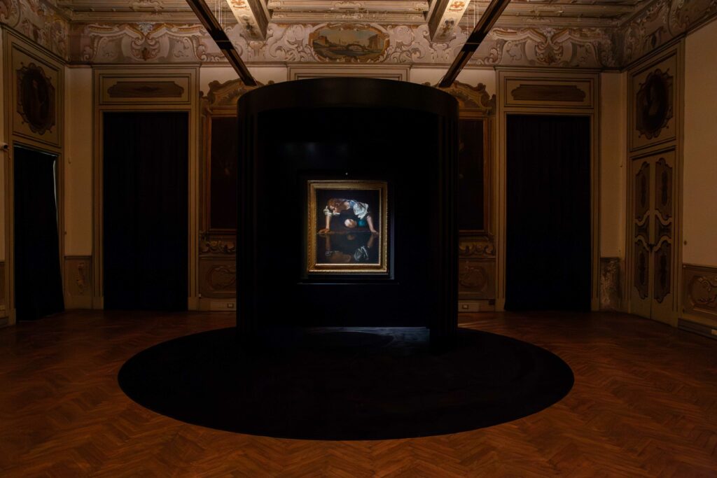 Il Narciso di Caravaggio prolunga il suo viaggio in Brianza: mostra aperta fino al 2 dicembre a Villa Confalonieri di Merate