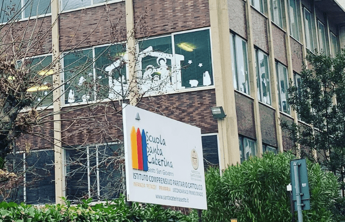 Sesto San Giovanni, una donna si ferisce per protesta contro lo sfratto dalla scuola
