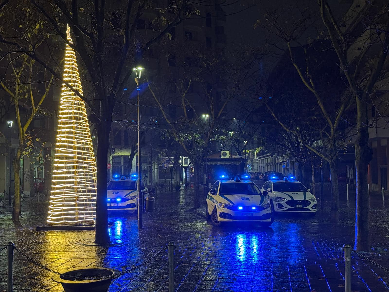 Pattuglione notturno della polizia locale a Sesto San Giovanni: oltre 150 persone identificate