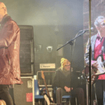 Verrebbe da dire, “cerca l’intruso”. Ieri,infatti, dietro le quinte, sul palco di piazza Petazzi, in occasione del concerto di Enrico Ruggeri, che ha chiamato presenze di moltissimi sestesi, anche un fan speciale del cantautore milanese: il ministro dell’Economia Giancarlo Giorgetti, che arrivato proprio in concomitanza dell’inizio dello show, non ha perso un attimo dell’evento applaudendo e cantando a tratti anche alcune canzoni di Ruggeri