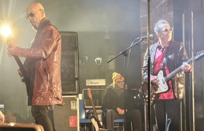 Verrebbe da dire, “cerca l’intruso”. Ieri,infatti, dietro le quinte, sul palco di piazza Petazzi, in occasione del concerto di Enrico Ruggeri, che ha chiamato presenze di moltissimi sestesi, anche un fan speciale del cantautore milanese: il ministro dell’Economia Giancarlo Giorgetti, che arrivato proprio in concomitanza dell’inizio dello show, non ha perso un attimo dell’evento applaudendo e cantando a tratti anche alcune canzoni di Ruggeri