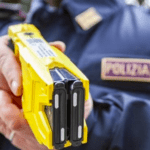 Taser alla polizia locale di Sesto San Giovanni: via alla sperimentazione dopo il voto in consiglio