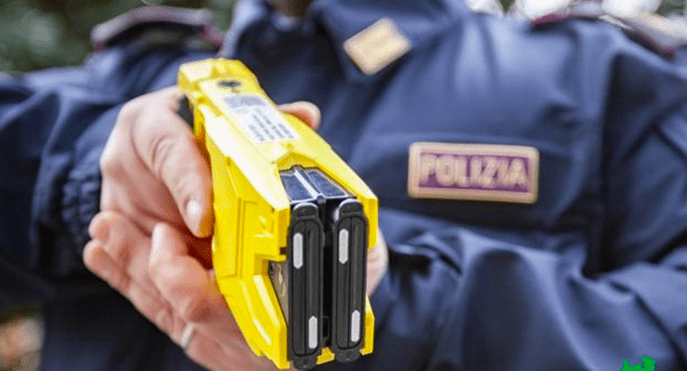 Taser alla polizia locale di Sesto San Giovanni: via alla sperimentazione dopo il voto in consiglio