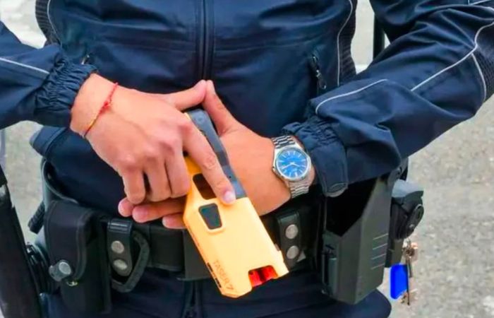 Sesto San Giovanni, approvato il regolamento sulla sperimentazione del Taser per la Polizia Locale