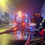 Incendio in un magazzino di viale Sarca: alta nube di fumo tra Sesto San Giovanni e Milano