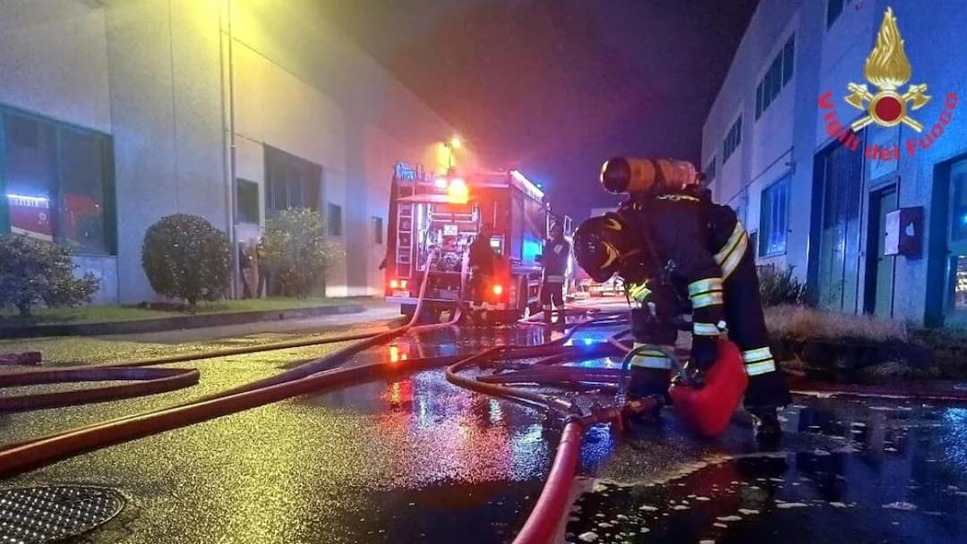 Incendio in un magazzino di viale Sarca: alta nube di fumo tra Sesto San Giovanni e Milano
