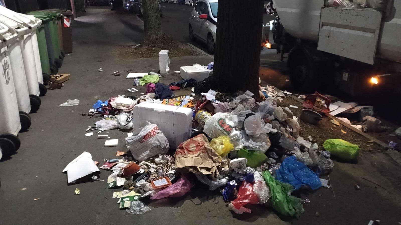 Vandalismo sui rifiuti lasciati in strada: nasce una squadra di sorveglianza notturna