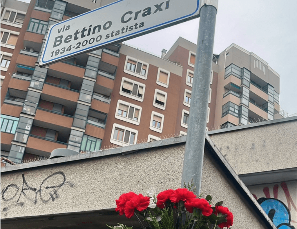 Sesto San Giovanni, un mazzo di garofani rossi in via Bettino Craxi