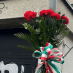 Sesto San Giovanni, un mazzo di garofani rossi in via Bettino Craxi