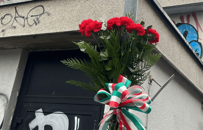 Sesto San Giovanni, un mazzo di garofani rossi in via Bettino Craxi