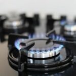 Bollette gas e luce in aumento: i metodi per risparmiare nel 2025