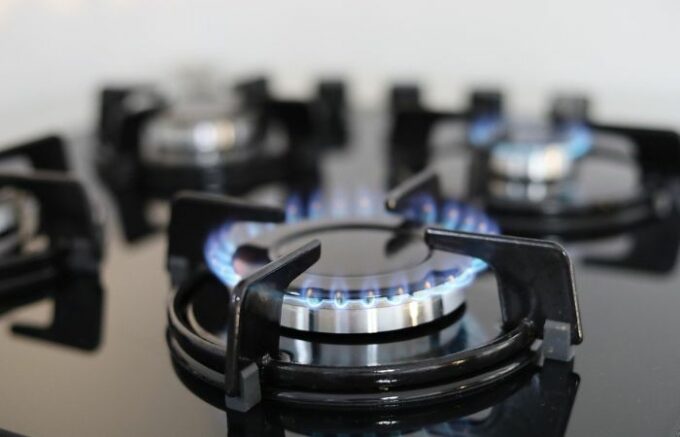 Bollette gas e luce in aumento: i metodi per risparmiare nel 2025