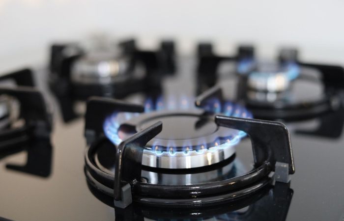 Bollette gas e luce in aumento: i metodi per risparmiare nel 2025