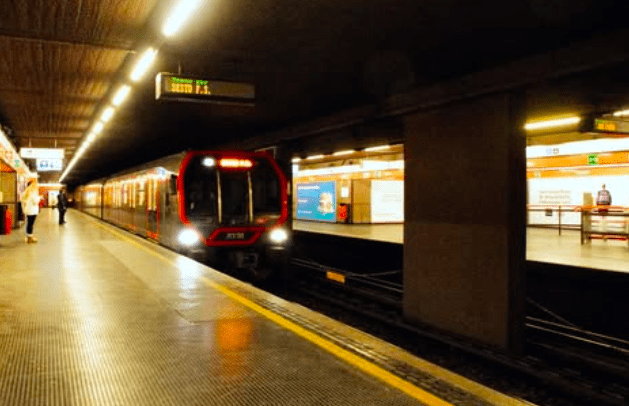 Malore in metropolitana a Milano: passeggera dottoressa salva un 27enne