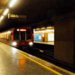 Malore in metropolitana a Milano: passeggera dottoressa salva un 27enne