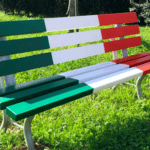 Una panchina tricolore nel giardino Norma Corsetto a Sesto San Giovanni