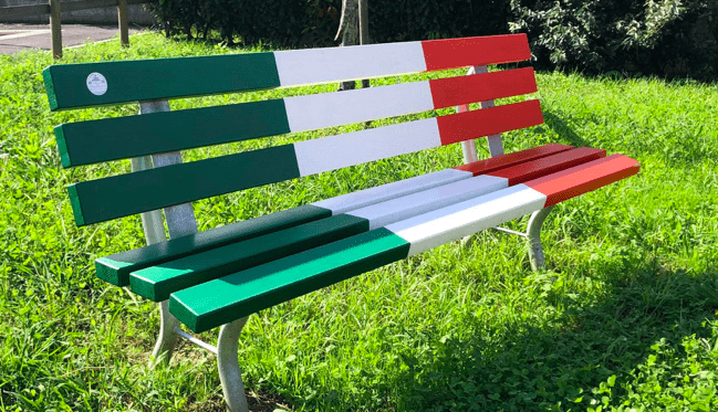 Una panchina tricolore nel giardino Norma Corsetto a Sesto San Giovanni
