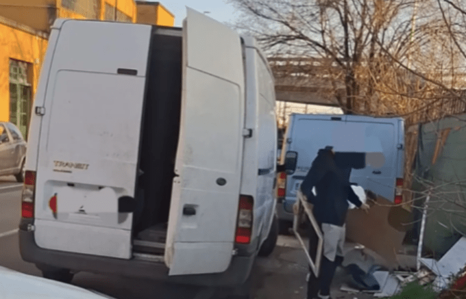 Sesto San Giovanni, abbandona rifiuti in strada: identificato dalla Polizia locale