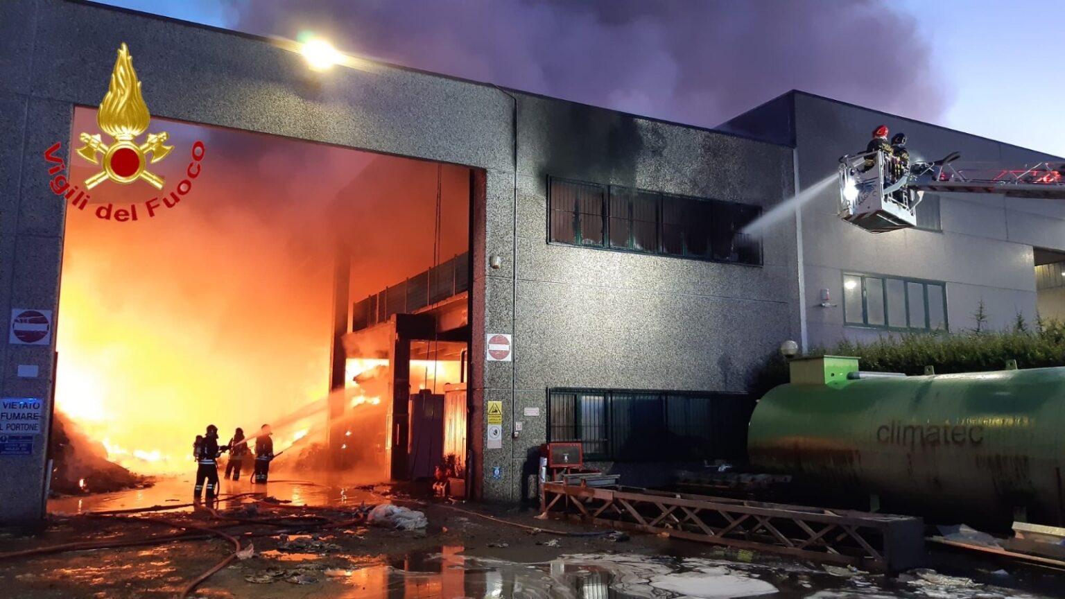 A Milano incendio in un sito di smaltimento rifiuti, nessun ferito