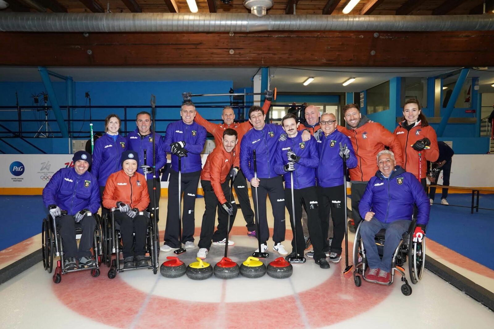 Una partita di curling a Sesto San Giovanni: Bobo Vieri, Cattelan e altri VIP protagonisti