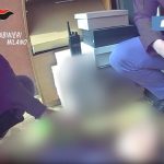 Cinisello Balsamo, donna tenta il suicidio: salvata dalle forze dell'ordine (Video)