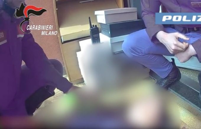 Cinisello Balsamo, donna tenta il suicidio: salvata dalle forze dell'ordine (Video)