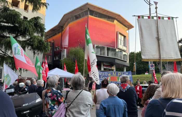 Sesto San Giovanni, presidio sotto al comune in risposta all'intitolazione Ramelli-Pedenovi