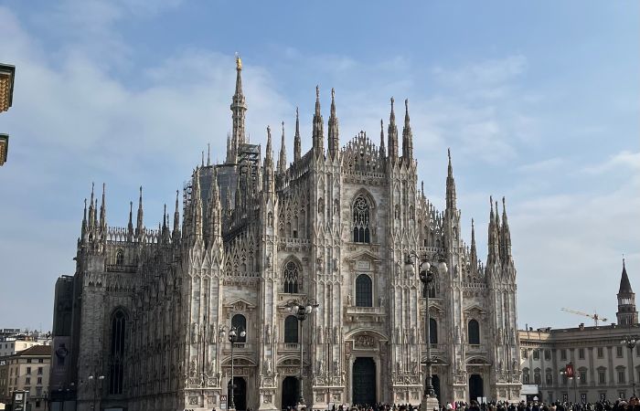 Si lancia dal Duomo di Milano e si toglie la vita: è il collega della donna scomparsa a Cinisello Balsamo