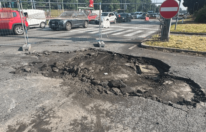 Traffico Sesto San Giovanni, il cratere in viale Fulvio Testi che ha messo in ginocchio la viabilità - FOTO