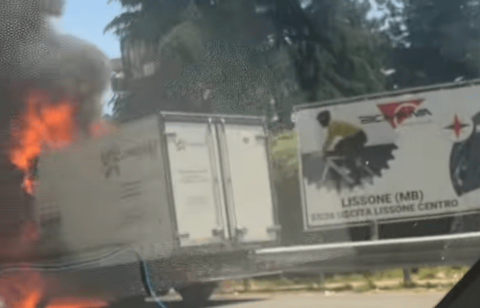 Sesto San Giovanni, furgone in fiamme su viale Fulvio Testi al confine con Cinisello Balsamo