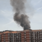 Cinisello Balsamo, incendio al confine con Sesto San Giovanni: colonna di fumo sopra la città