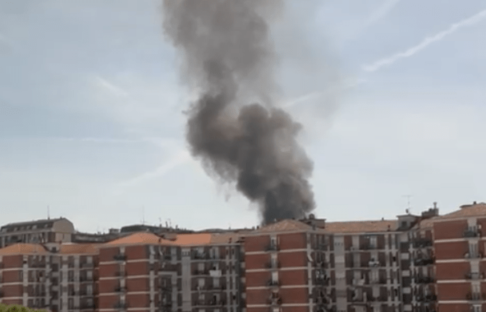 Cinisello Balsamo, incendio al confine con Sesto San Giovanni: colonna di fumo sopra la città
