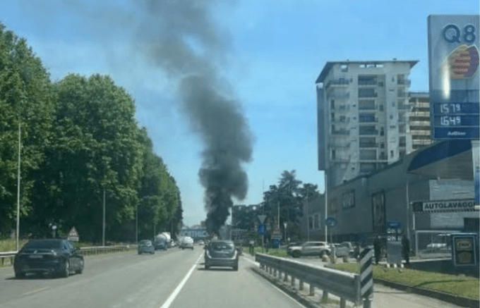 Sesto San Giovanni, furgone in fiamme su viale Fulvio Testi al confine con Cinisello Balsamo