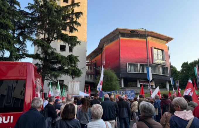Sesto San Giovanni, Unione Inquilini in protesta sotto al Comune