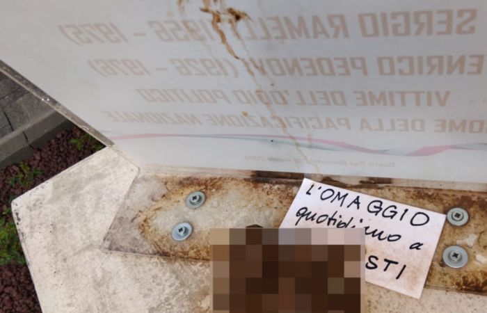 Sesto San Giovanni, escrementi sul monumento intitolato a Ramelli e Pedenovi