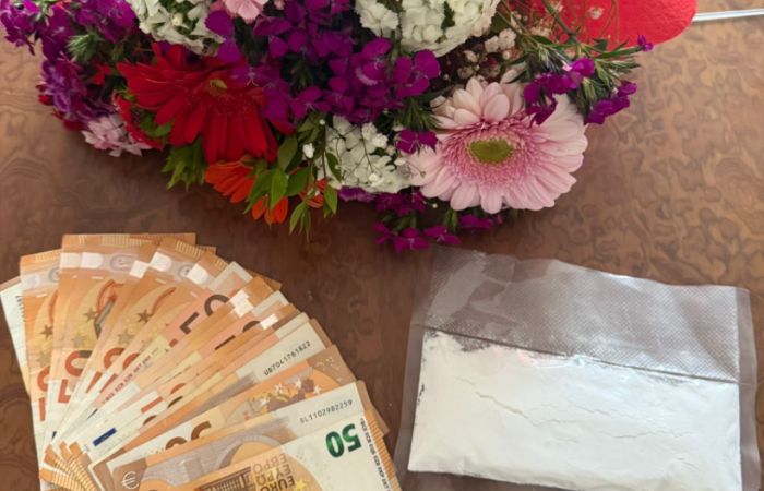 Sesto San Giovanni, droga nascosta nel bouquet di fiori: arrestato