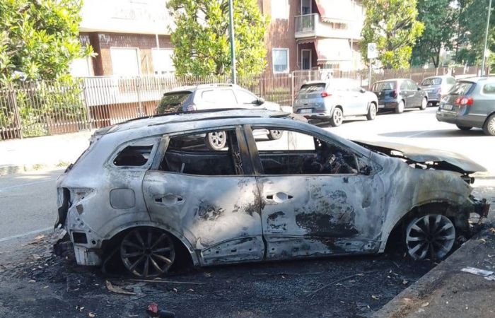Sesto San Giovanni, auto in fiamme in via Bellini: quattro vetture incendiate