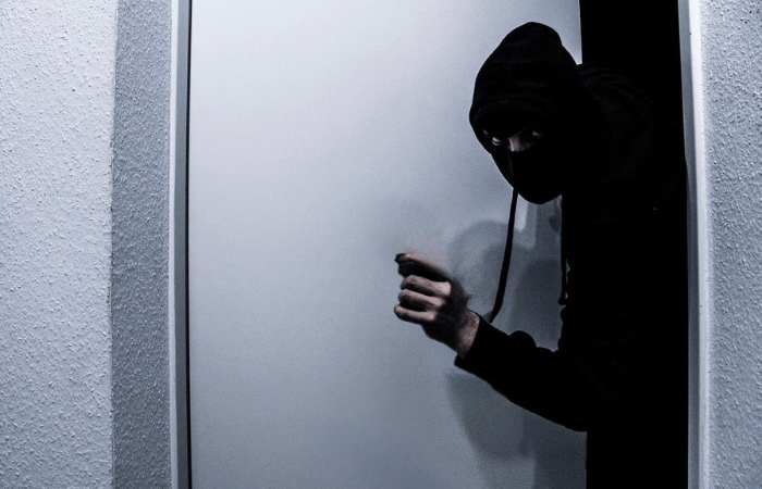 Sesto San Giovanni, rubata un’urna con ceneri durante un furto in appartamento