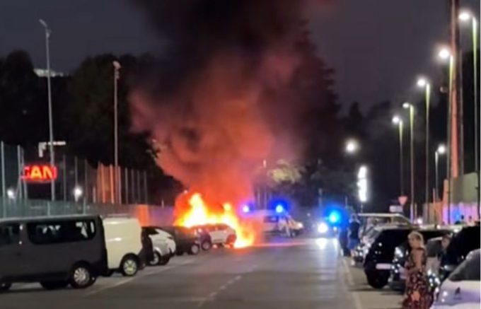 Cadavere tra le auto in fiamme a Sesto San Giovanni: rogo in via Fratelli Bandiera