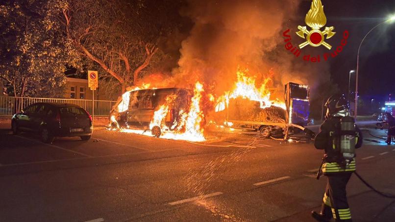 Sesto San Giovanni, tre auto distrutte dalle fiamme nella notte: si indaga sulle cause